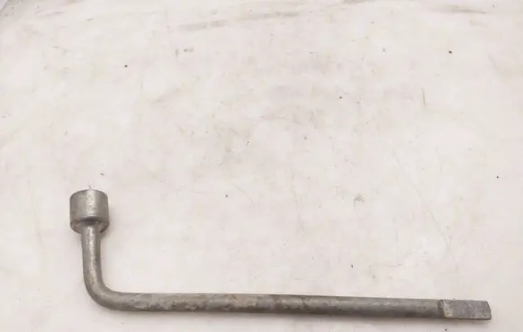 Peugeot 3008 II Wheel nut wrench