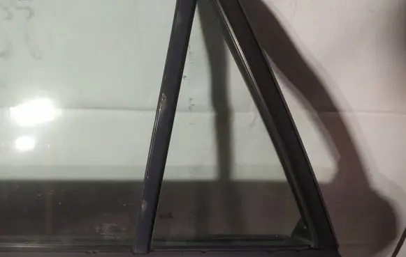 Rear vent window glass