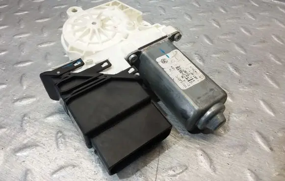 Volkswagen Jetta VI Rear door window regulator motor 3C0959704B 960092100