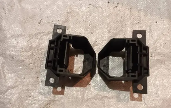 BMW 3 E90 E91 Radiator mount bracket 7591647