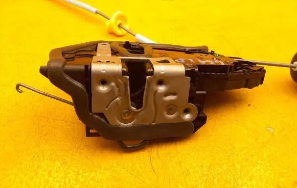 BMW 5 G60 Front door lock 5A160B5