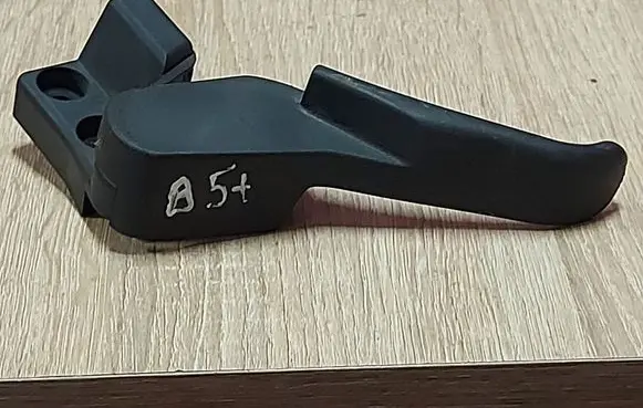 Volkswagen PASSAT B5.5 Engine bonnet (hood) release handle 3B1823533