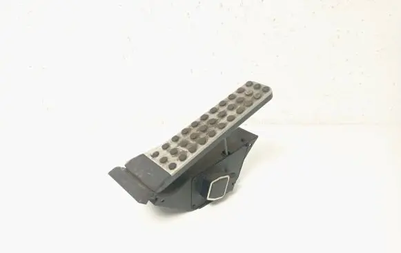 Mercedes-Benz C W204 Accelerator throttle pedal A2043000204