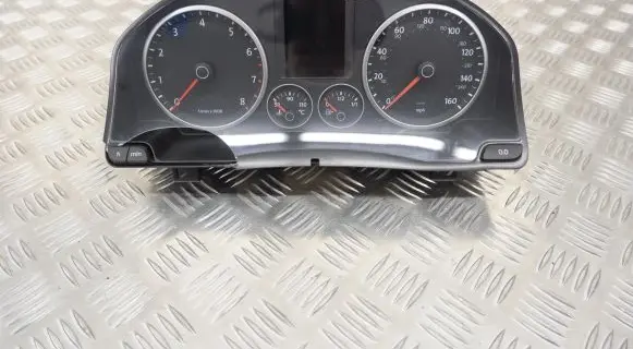 Volkswagen Tiguan Speedometer (instrument cluster) 5N0920970C