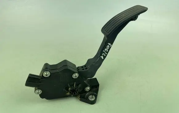 Accelerator throttle pedal