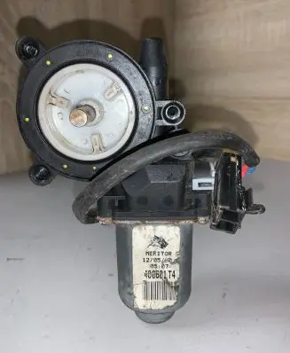Nissan Primera Front door window regulator motor 400601T4