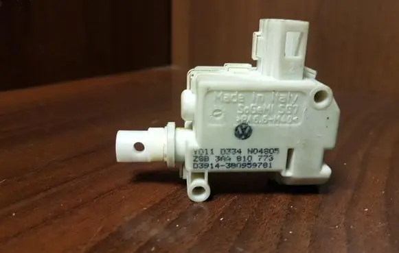 Volkswagen PASSAT B7 Fuel tank cap lock 3AA810773