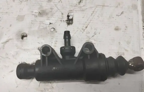 Mercedes-Benz C W203 Clutch master cylinder A2032900212
