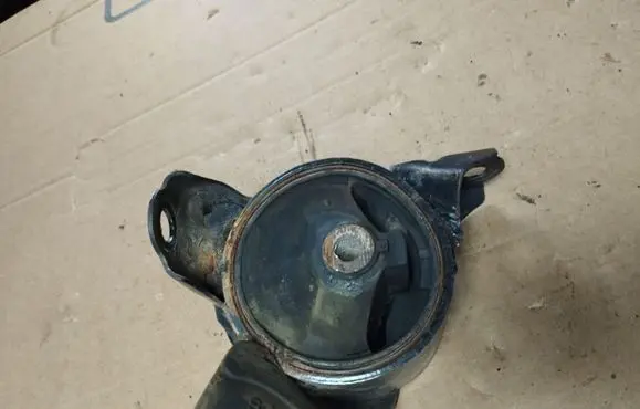 Honda CR-V Engine mount bracket