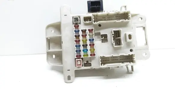 Toyota RAV 4 (XA20) Fuse module 8198050030