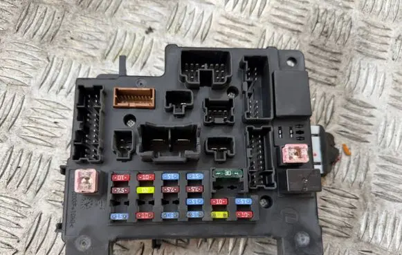 Peugeot 4007 Fuse module 8637A824