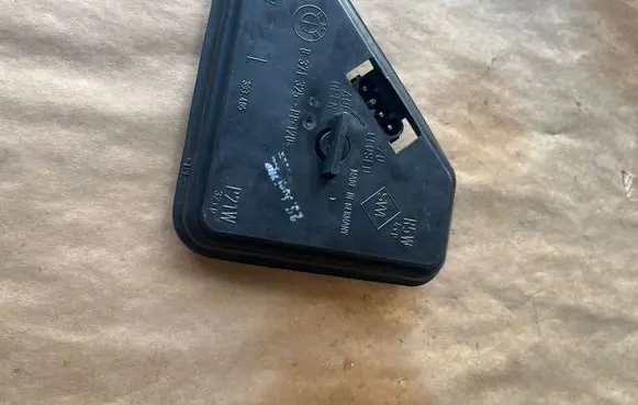 BMW 5 E39 Tail light bulb cover holder 8371325 393405