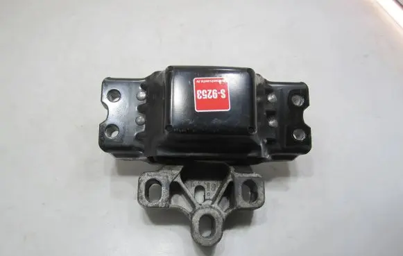 Volkswagen PASSAT B7 Engine mount bracket 3C0199555AA