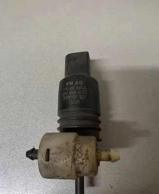 Volkswagen Touran I Windscreen/windshield washer pump 1T0955651A 3028143