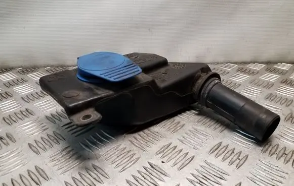 Windshield washer fluid reservoir/tank