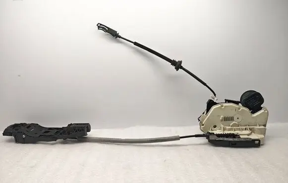 Volkswagen Golf VI Rear door lock 5K4839015H 5N0839885H
