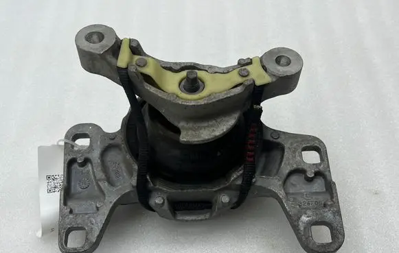 Volvo V40 Engine mount bracket 326F11 26008
