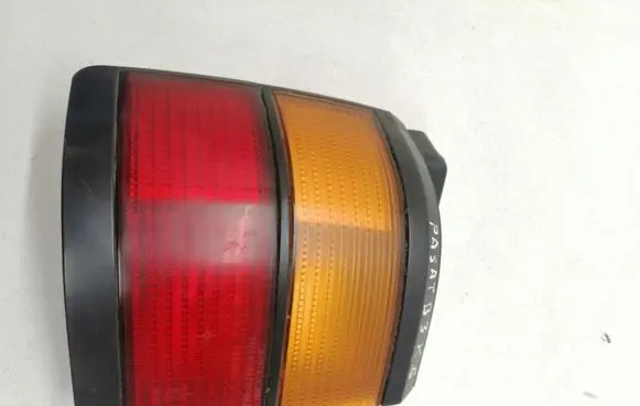 Volkswagen PASSAT B3 Rear/tail lights 333945111