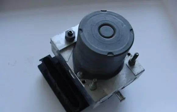 Land Rover Discovery 3 - LR3 ABS Pump 0265950472