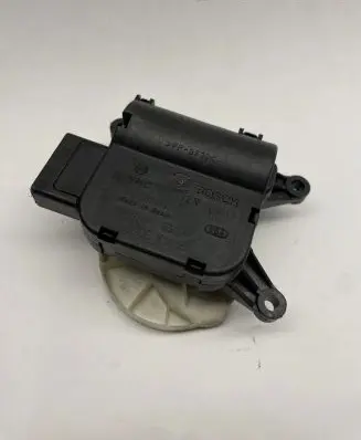 Audi A4 S4 B6 8E 8H A/C air flow flap actuator/motor 0132801302