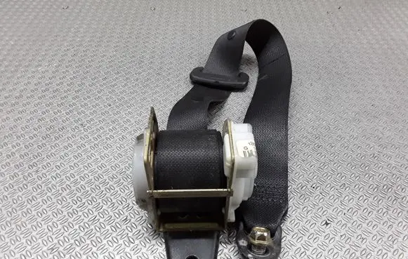 Nissan Maxima A34 Rear seatbelt