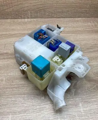 Toyota Corolla E120 E130 Fuse module 6189 7019TA1