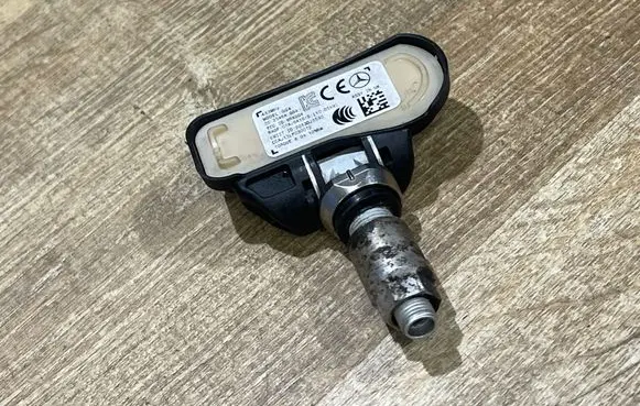 Mercedes-Benz C W205 Tire pressure sensor A0009050030 009450B7