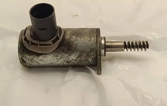 BMW 6 F06 Gran coupe Camshaft vanos timing valve 7605025 17204710 01170