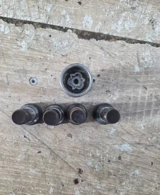 Audi A6 S6 C6 4F Anti-theft wheel nuts and lock 