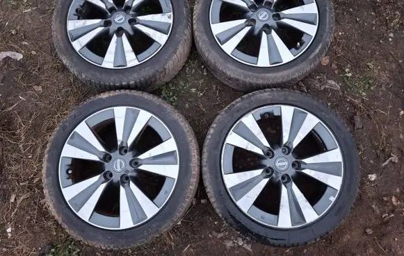 Nissan Pulsar R17 alloy rim 