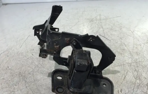 Toyota Auris E180 Engine mount bracket
