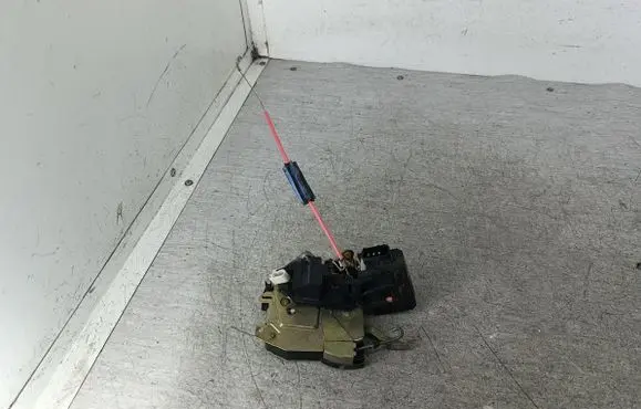 BMW 5 E34 Front door lock 3353012
