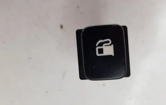 Citroen C4 I Picasso Fuel tank opening switch 96530658XT