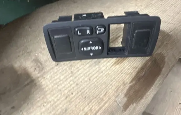 Toyota Avensis T250 Wing mirror switch 183575