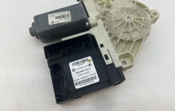 Volkswagen PASSAT B6 Front door window regulator motor 1K0959792G