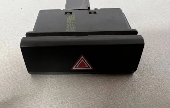 Volkswagen Touareg II Hazard light switch 7P6953509A
