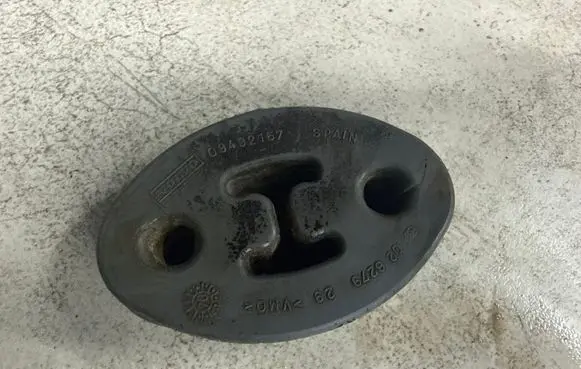Volvo S80 Muffler mount bracket/holder 09492157