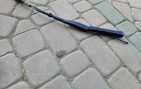 Opel Astra L Front wiper blade arm 9830976880