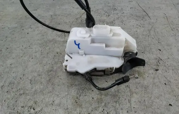 Renault Megane II Front door lock 