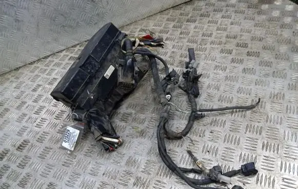 Toyota Avensis T270 Fuse box set 82111-05L52