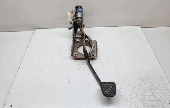 Toyota RAV 4 (XA20) Brake pedal
