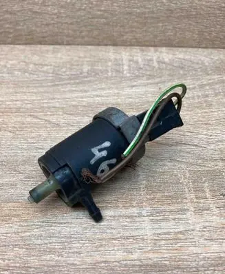Peugeot 406 Windscreen/windshield washer pump WITHPLUG
