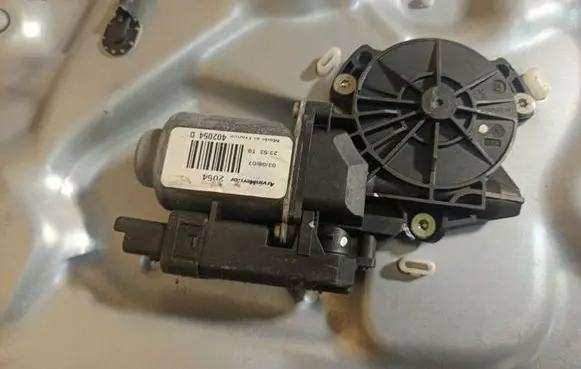 KIA Ceed Front door window regulator motor 402054D