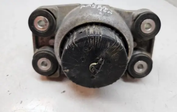Engine mount bracket