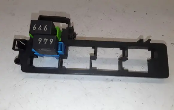 Volkswagen Golf VI Fuse module 1K2937503B PA66GF15 NOTCODE