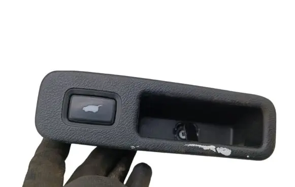Honda Accord Tailgate/boot open switch button M20419