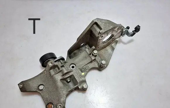 Volkswagen PASSAT B7 Generator/alternator bracket 03L903143Q