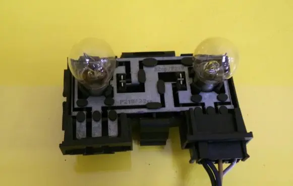 Volkswagen PASSAT B5 Tail light bulb cover holder 333945259