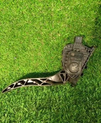 Ford Fusion II Accelerator throttle pedal DG9C-9F836