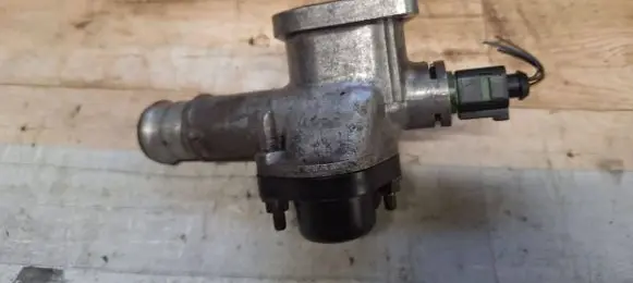 Volkswagen PASSAT B5.5 Engine coolant pipe/hose 038121133A